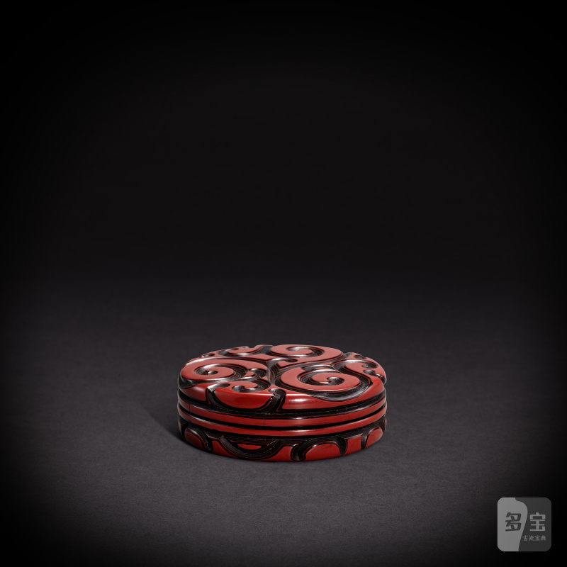 A cinnabar 'tixi' lacquer box and cover, Yuan dynasty | 元 朱面剔犀卷草紋蓋盒 - 图3